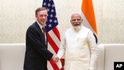 Perdana Menteri India Narendra Modi (kanan) berjabat tangan dengan Penasihat Keamanan Nasional AS Jake Sullivan di New Delhi, 17 Juni 2024. (Perdana Menteri India via AP)