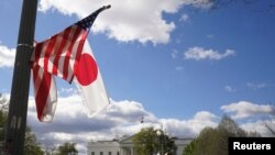 为迎接日本首相岸田文雄访美，华盛顿白宫附近的街头已经挂起了美日两国旗帜。（2024年4月5日）