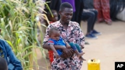 Abdikadir Omar drži jedno od svoje djece, koje je putovalo 12 dana od Somalije u potrazi za hranom i sigurnošću, do izbjegličkog kampa Dadaab u sjevernoj Keniji, četvrtak, 13. jula 2023.