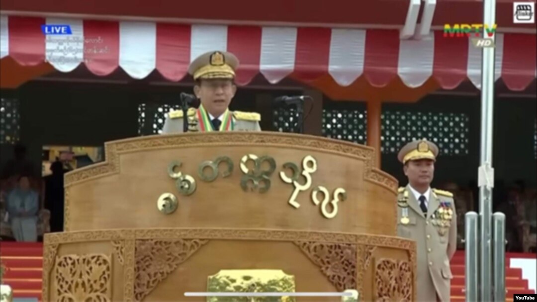 ဗိုလ်ချုပ်မှူးကြီးမင်းအောင်လှိုင်ကို ပြင်ဦးလွင် စစ်တက္ကသိုလ်မှာတွေ့ရစဥ်။ (မှတ်တမ်းရုပ်ပုံ/crd: YouTube)