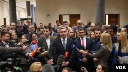 Izjave za medije odbornika koalicije "Srbija protiv nasilja" Vladimira Obradovića i Dobrice Veselinovića (foto: Fonet / Milica Vučković)