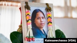 រូបថតរបស់សកម្មជនថៃនាង Netiporn Sanesangkhom ត្រូវបានដាក់​តាំង​ក្នុង​ពិធី​បុណ្យសព​របស់​នាង ក្នុង​ទីក្រុង​បាងកក ប្រទេសថៃ កាលពីថ្ងៃទី១៦ ខែឧសភា ឆ្នាំ២០២៤។ 