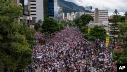 Para pengunjuk rasa berdemonstrasi menentang pengesahan Komisi Pemilihan Umum Venezuela atas terpilihnya kembali Presiden Nicolas Maduro di Caracas, 30 Juli 2024, dua hari setelah Pilpres Venezuela.
