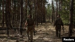 Украинските војници на 93-та посебна механизирана бригада „Холодни Јар“ гледаат во небото дали евентуално има руски беспилотни летала, во близина на борбената линија, среде рускиот напад врз Украина, во регионот Доњецк, Украина, 31 март 2024 година.