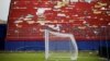 FOTO FILE: Sebuah tiang gawang setelah kerusuhan usai pertandingan sepak bola antara Arema vs Persebaya di stadion Kanjuruhan di Malang, provinsi Jawa Timur, 2 Oktober 2022. (REUTERS/Willy Kurniawan/File Foto)