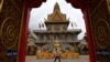 រូបឯកសារ៖ បុរស​ម្នាក់​ដើរ​កាត់​រូប​ព្រះពុទ្ធនៅក្នុង​វត្ត​អារាម​មួយ នៅរាជធានី​ភ្នំពេញ កាលពីថ្ងៃទី១៥ ខែមេសា ឆ្នាំ២០២០។