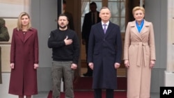Подружжя Зеленських у Варшаві зустріли президент Польщі Анджей Дуда та перша леді Агата 