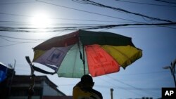 ພໍ່​ຄ້າ​ກະ​ກຽມ​ຄັນ​ຮົ່ມ​ຂອງ​ລາວ ໃນ​ຂະ​ນະ​ທີ່​ວັນ​ທີ່​ມີ​ອາ​ກາ​ດ​ຮ້ອນ​ຍັງ​ສືບ​ຕໍ່​ໄປ​ໃນ​ນະ​ຄອນຫຼວງ ມະ​ນີ​ລາ, ຟ​ີ​ລິບ​ປິນ, 29 ເມ​ສາ 2024.