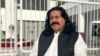 د شمالي وزيرستان د میرانشا تاڼې مشر [اېس اېچ او] ابراهيم خان وي او اې ډيوه ته وويل، "علي وزير ورته په دوه مقدمو کې مطلوب وو، پوځ نيولی دی او اوس یې دوی ته حواله کوي"