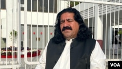 د شمالي وزيرستان د میرانشا تاڼې مشر [اېس اېچ او] ابراهيم خان وي او اې ډيوه ته وويل، "علي وزير ورته په دوه مقدمو کې مطلوب وو، پوځ نيولی دی او اوس یې دوی ته حواله کوي"