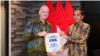 Presiden Joko Widodo bersama Presiden Giovanni Vincenzo Infantino di Jakarta, Jumat (10/11) saat pembukaan kantor FIFA di Indonesia. (Foto: Biro Setpres)