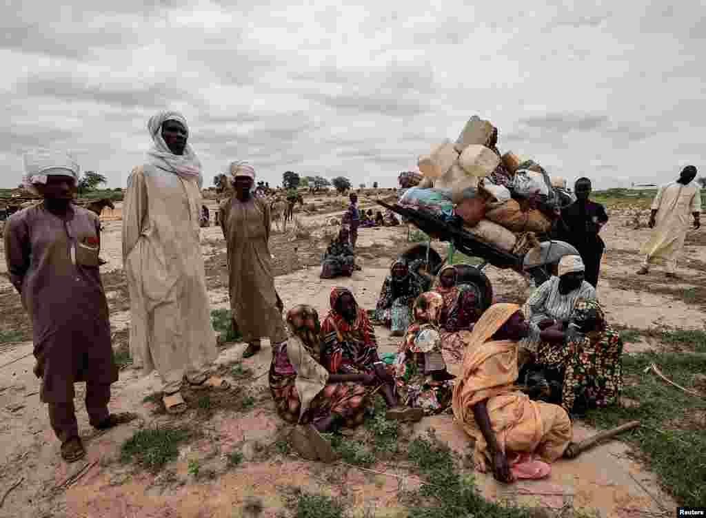 Sudanese, who fled the conflict in Murnei in Sudan&#39;s Darfur region, wait to be registered by the UNHCR upon crossing the border between Sudan and Chad in Adre, Chad.