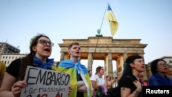 У Берліні демонстрантка тримає плакат з написом «Ембарго на російський газ і нафту» під час подій в Німеччині з нагоди Дня незалежності України 24 серпня 2022 р.