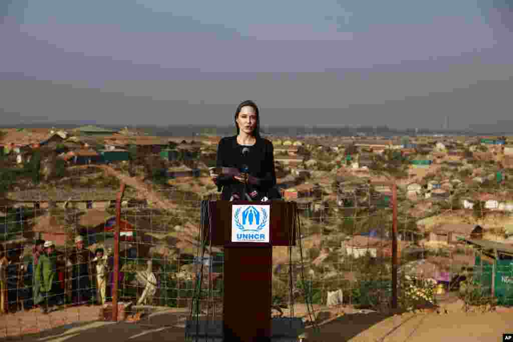 តារា​ហូលីវូឌ​ អ្នក​នាង​ Angelina Jolie ថ្លែង​នៅ​ក្នុង​សន្និសីទ​សារព័ត៌មាន​មួយ​នៅ​ជំរំ​ជនភៀស​ខ្លួន​ Kutupalong ក្នុង​ទីក្រុង​ Cox&#39;s Bazar ​ប្រទេស​បង់ក្លាដែស។
