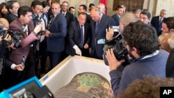 Egipatski ministar spoljnih poslova Sameh Škri i Mostafa Vaziri, zvaničnik Vrhovnog saveta za antikvitete stoje iznad drvenog sarkofaga na ceremoniji u Kairu, 2. januara 2023. 