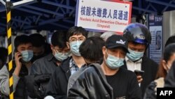 3月11号，人们在上海静安区中心医院排队等待核酸检测。