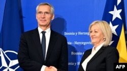 Генеральний секретар НАТО Єнс Столтенберг і голова Ради міністрів Боснії та Герцеговини Боряна Крісто під час спільної пресконференції після зустрічі в Сараєво, 20 листопада 2023 р. (Фото ЕЛВІСА БАРУКЧІЧА / AFP)