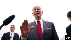 Presidenti Biden duke folur nga Baza Andrews përpara nisjes për në Alabama (3 maj 2022)