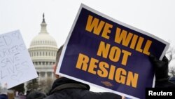 11 Şubat 2025 - Sendikalar, Washington'daki Kongre Binası yakınında düzenlenen bir protesto sırasında federal çalışanlara destek için toplandı, ellerinde “İstifa etmeyeceğiz” yazılı pankartlar taşıdı.