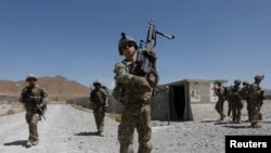 Tentara AS berpatroli di pangkalan Tentara Nasional Afghanistan di Provinsi Logar, Afghanistan, 7 Agustus 2018.