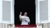 Le pape François salue les fidèles rassemblés sur la place Saint-Pierre au Vatican pour suivre la prière de l'Angélus, le 6 mai 2018.