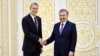 AQShning O'zbekistondagi elchisi Daniel Rozenblum (chapda) O'zbekiston Prezidenti Shavkat Mirziyoyev bilan