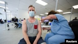 Seorang pria menerima vaksin cacar monyet di sebuah klinik di Montreal, Quebec, Kanada, pada 6 Juni 2022. (Foto: Reuters/Christinne Muschi)