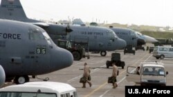 ບັນດາລູກເຮືອຂອງເຮືອບິນ C-130 Hercules ຂຶ້ນເຮືອບິນຂອງພວກເຂົາ ໃນການປະຕິບັດພາລະກິດ ອິດສະຫຼະພາບທີ່ຍືນຍົງ ຢູ່ ຖານທັບອາກາດ Karshi-Khanabad, ອູຊເບກິສຖານ, ວັນທີ 19 ເມສາ 2005.