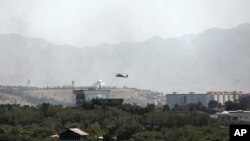 资料照片：一架美国黑鹰直升飞机在阿富汗首都喀布尔上空飞行（2021年8月15日）