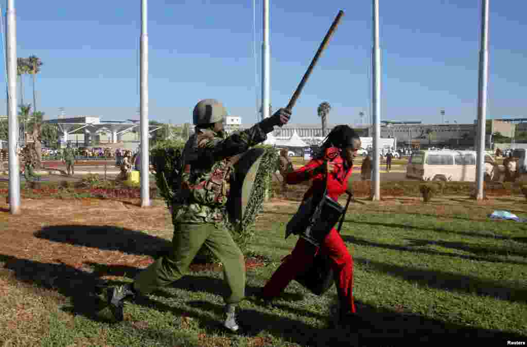 បុគ្គលិក​ក្រុម​ហ៊ុន​ហោះហើរ​ Kenya Airways ​ត្រូវ​បាន​បំបែក​ដោយ​ប៉ូលិស​កូបកម្ម​នៅ​អាកាសយាន​ដ្ឋាន​អន្តរជាតិ​ Jomo Kenyatta អំឡុង​ការ​ប៉ះទង្គិច​ការងារ​ដែល​បង្អាក់​ការហោះហើរ​នៅ​ក្បែរ​រដ្ឋ​ធានី​ណៃរ៉ូប៊ី។