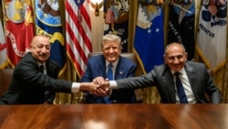 美国总统特朗普2026年8月8日在白宫内阁室会晤阿塞拜疆总统阿利耶夫和亚美尼亚总理帕什尼扬。(白宫照片)