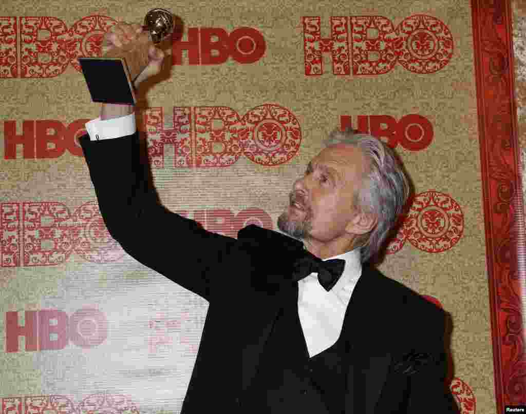 Michael Douglas memegang penghargaan Golden Globe yang dimenangkannya sebagai Aktor Drama Terbaik untuk serial TV &quot;Behind the Candelabra&quot; pada pesta setelah acara Golden Globe Awards, 12 Januari 2014.