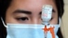 미국 로스앤젤레스 기차역에 마련된 신종 코로나바이러스 백신 접종소에서 관계자가 모더나 백신 접종을 준비하고 있다.