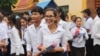 រូបឯកសារ៖ សិស្ស​វិទ្យាល័យ​ចាក​ចេញ​ពី​មណ្ឌល​ប្រលង​វិទ្យាល័យ​សន្ធរ​ម៉ុក​ កាល​ពី​ថ្ងៃ​ទី​២៤​ ខែ​សីហា​ ឆ្នាំ​២០១៥។​ នេះ​ជា​ឆ្នាំ​ទី​២​ហើយ​ ដែល​ការប្រលង​មធ្យម​សិក្សា​ទុតិយ​ភូមិ ​​ដែល​ក្រសួង​អប់រំ​បាន​រឹតបន្តឹង​លើ​ការប្រលង។ (ប៉ាង​ ចំណាន/VOA)