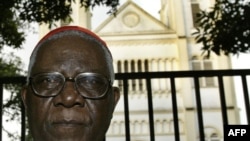 Christian Tumi, alors archevêque de Douala, devant son diocèse à Douala, le 7 octobre 2004. (Archives)