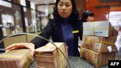 Việt Nam tăng lãi suất liên ngân hàng lên 14%