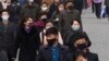 지난 1일 평양 시민들이 신종 코로나바이러스 감염을 막기 위해 마스크를 쓰고 있다.