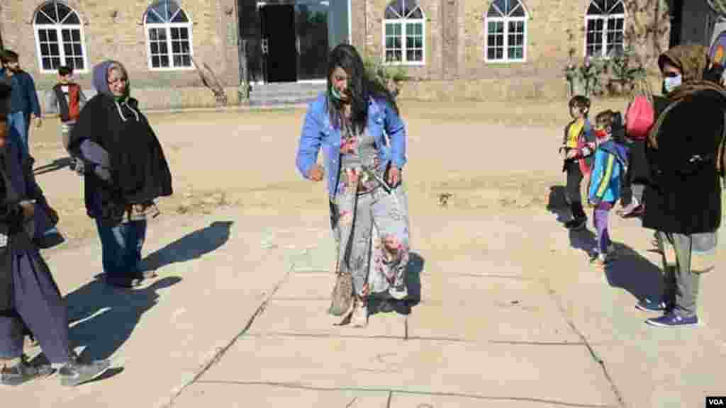 'سٹاپو' کا کھیل پنجاب کے دیہی علاقوں کی ثقافت کا اہم حصہ ریا ہے۔ میلے میں شریک لڑکیوں ںے اس کھیل کی بھی یاد تازہ کی جو اب آہستہ آہستہ معدوم ہو رہا ہے۔ 
