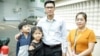 លោកយាង សុធារិន្ទ អតីតអ្នកយកព័ត៌មានឲ្យវិទ្យុអាស៊ីសេរី និងក្រុមគ្រួសាររបស់លោក នៅខាងក្រៅតុលាការដំបូងរាជធានីភ្នំពេញ កាលពីថ្ងៃសុក្រ ទី៣០ ខែសីហា ឆ្នាំ២០១៩។ (ទុំ ម្លិះ/VOA)