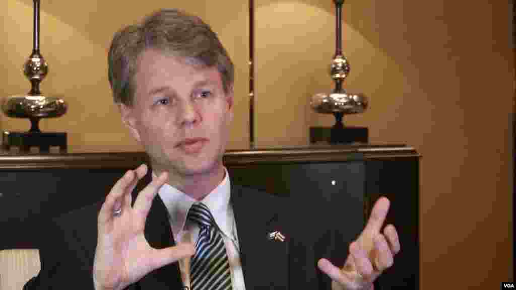 Univ. of Michigan associate professor Allen Hicken during a VOA interview. (Zinlat Aung/VOA News)
