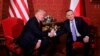 Donald Trump se rukuje sa poljskim predsjednikom Andrzejom Dudom tokom posjete Poljskoj i učešću varšavskom samitu