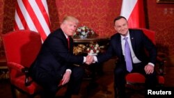 Donald Trump se rukuje sa poljskim predsjednikom Andrzejom Dudom tokom posjete Poljskoj i učešću varšavskom samitu