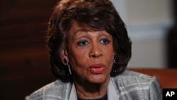 Depite Ameriken ki reprezante eta kalifòni, Maxine Waters, pandan li tap pale ak laprès nan Capitol Hill nan Washington, 23 mas 2017.