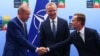 Presiden Turki Tayyip Erdogan dan PM Swedia Ulf Kristersson berjabat tangan disaksikan Sekretaris Jenderal NATO Jens Stoltenberg sebelum pertemuan puncak NATO, di Vilnius, Lithuania, Senin 10 Juli 2023. 