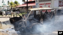 Xe cộ bị đốt cháy trong vụ nổi loạn ở thành phố cảng Mombasa, Kenya, ngày 27/8/2012