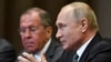 Le président russe Vladimir Poutine (à dr.), accompagné du ministre des Affaires étrangères Sergueï Lavrov, à Sotchi, en Russie, le 14 mai 2019. 