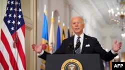 Le président américain Joe Biden s'exprime à l'occasion de l'anniversaire du début de la pandémie de Covid-19, dans la salle Est de la Maison Blanche à Washington, le 11 mars 2021.