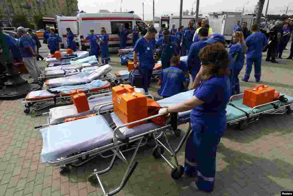 Para anggota tim layanan darurat menunggu di luar stasiun kereta menyusul kecelakaan di bawah tanah di Moskow (15/7).&nbsp;(Reuters/Sergei Karpukhin)
