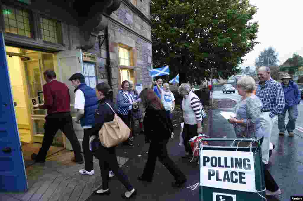 Warga memasuki tempat pemungutan suara di&nbsp;Pitlochry, Skotlandia (18/9).&nbsp;(Reuters/Russell Cheyne) 