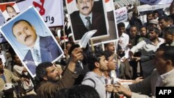 Minlərlə yəmənli müxalifət fəalı paytaxt Sənada nümayişlərə davam edirlər